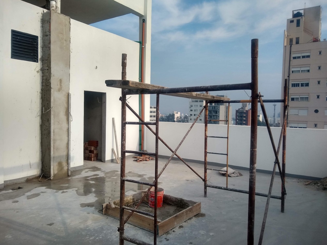 Venta. Departamento Tipo Duplex de 2 Dormitorios, cochera y terraza privada, Zona Parque Saavedra.