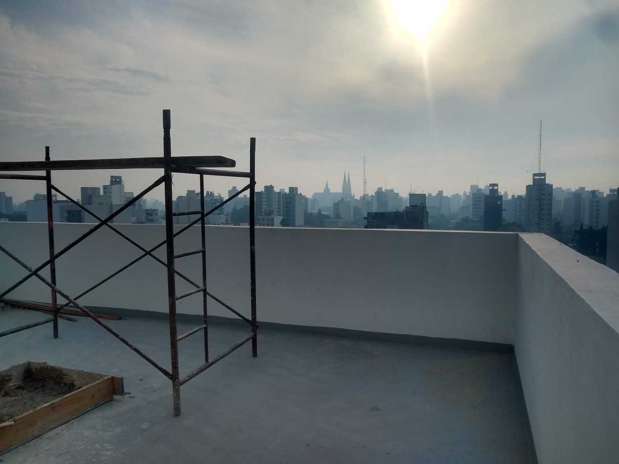 Venta. Departamento Tipo Duplex de 2 Dormitorios, cochera y terraza privada, Zona Parque Saavedra.