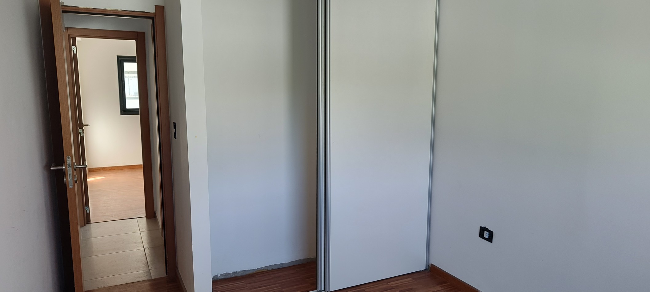 VENTA. DEPARTAMENTO SEMIPISO AL FRENTE DE 2 DORMITORIOS CON BALCON CORRIDO. CALLE 17 Y 44