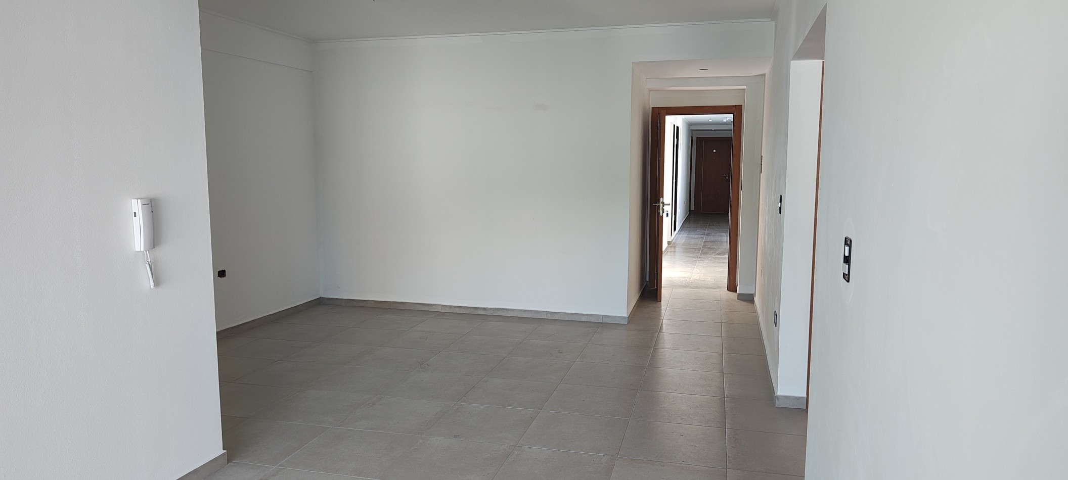VENTA. DEPARTAMENTO SEMIPISO AL FRENTE DE 2 DORMITORIOS CON BALCON CORRIDO. CALLE 17 Y 44