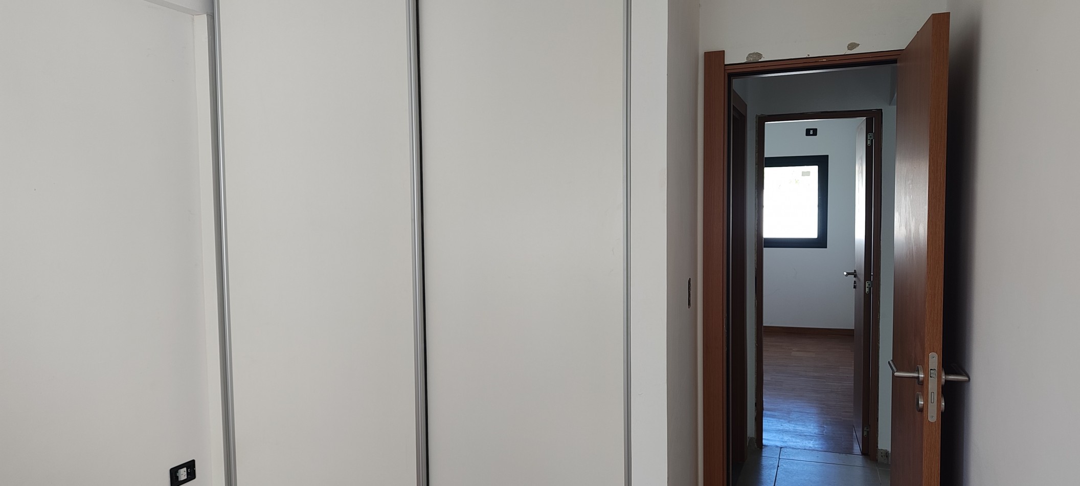 VENTA. DEPARTAMENTO SEMIPISO AL FRENTE DE 2 DORMITORIOS CON BALCON CORRIDO. CALLE 17 Y 44