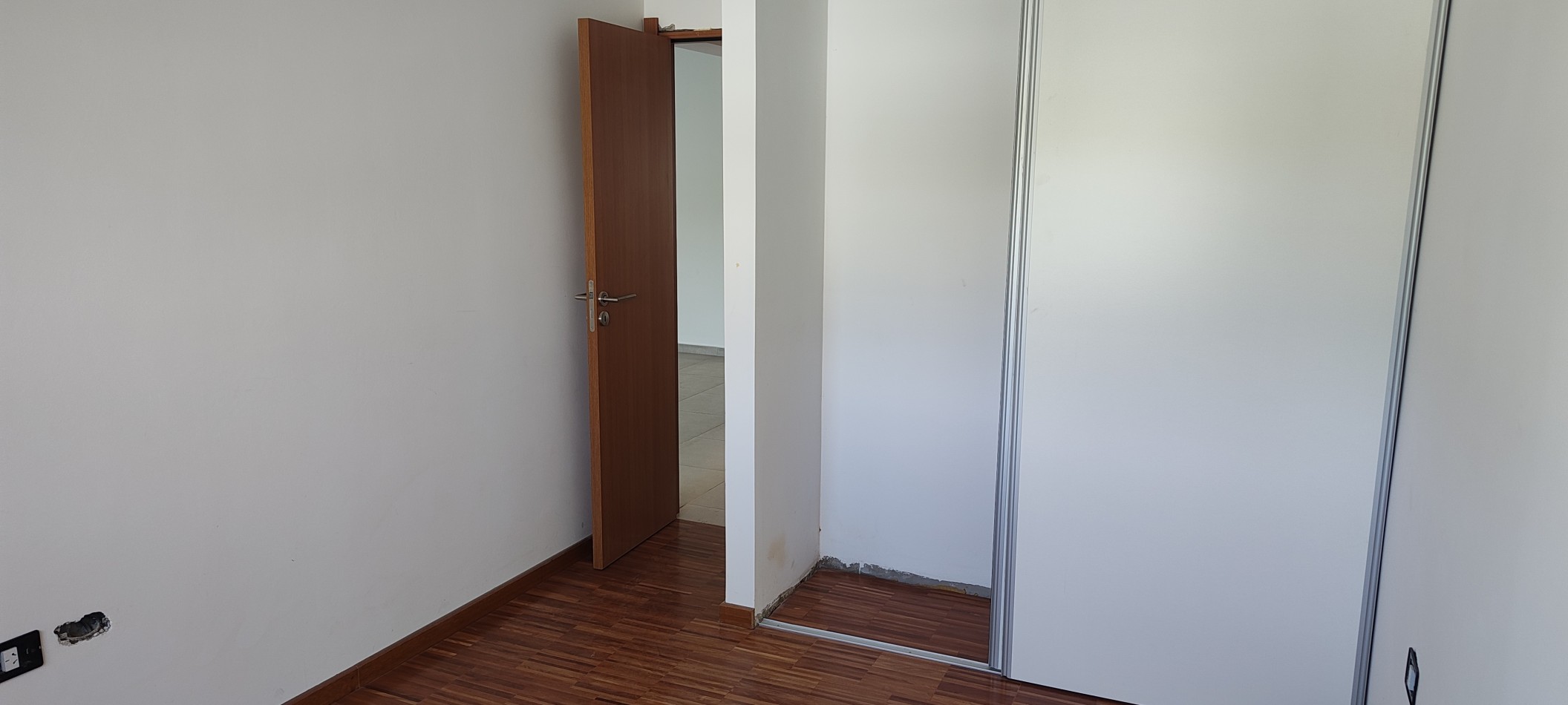 VENTA. DEPARTAMENTO SEMIPISO AL FRENTE DE 2 DORMITORIOS CON BALCON CORRIDO. CALLE 17 Y 44