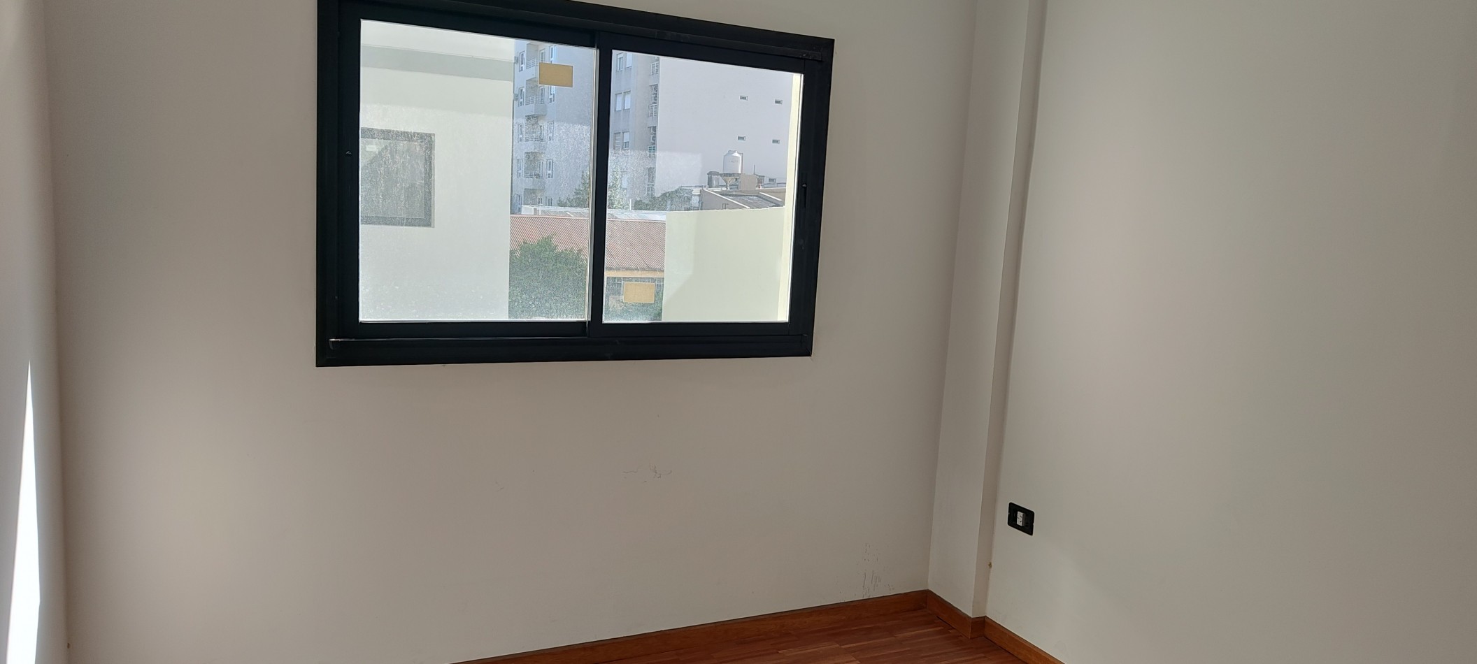 VENTA. DEPARTAMENTO SEMIPISO AL FRENTE DE 2 DORMITORIOS CON BALCON CORRIDO. CALLE 17 Y 44