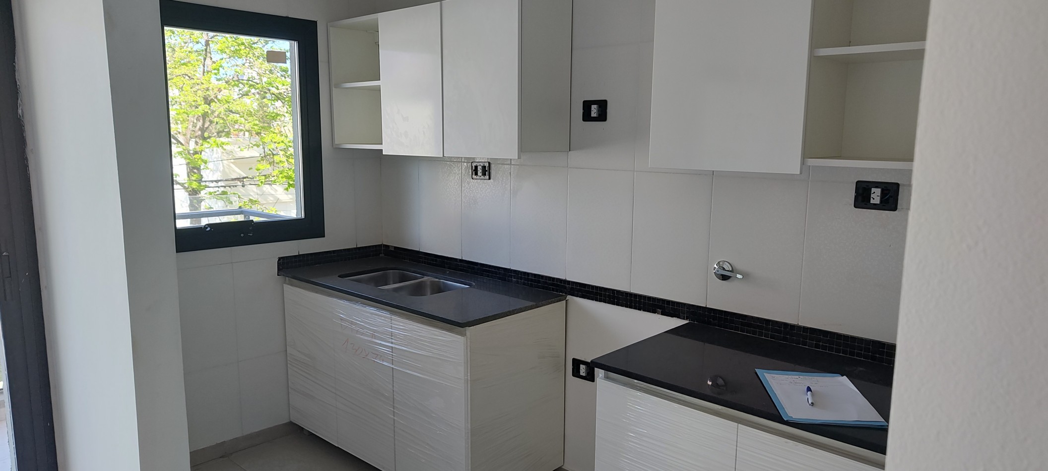 VENTA. DEPARTAMENTO SEMIPISO AL FRENTE DE 2 DORMITORIOS CON BALCON CORRIDO. CALLE 17 Y 44