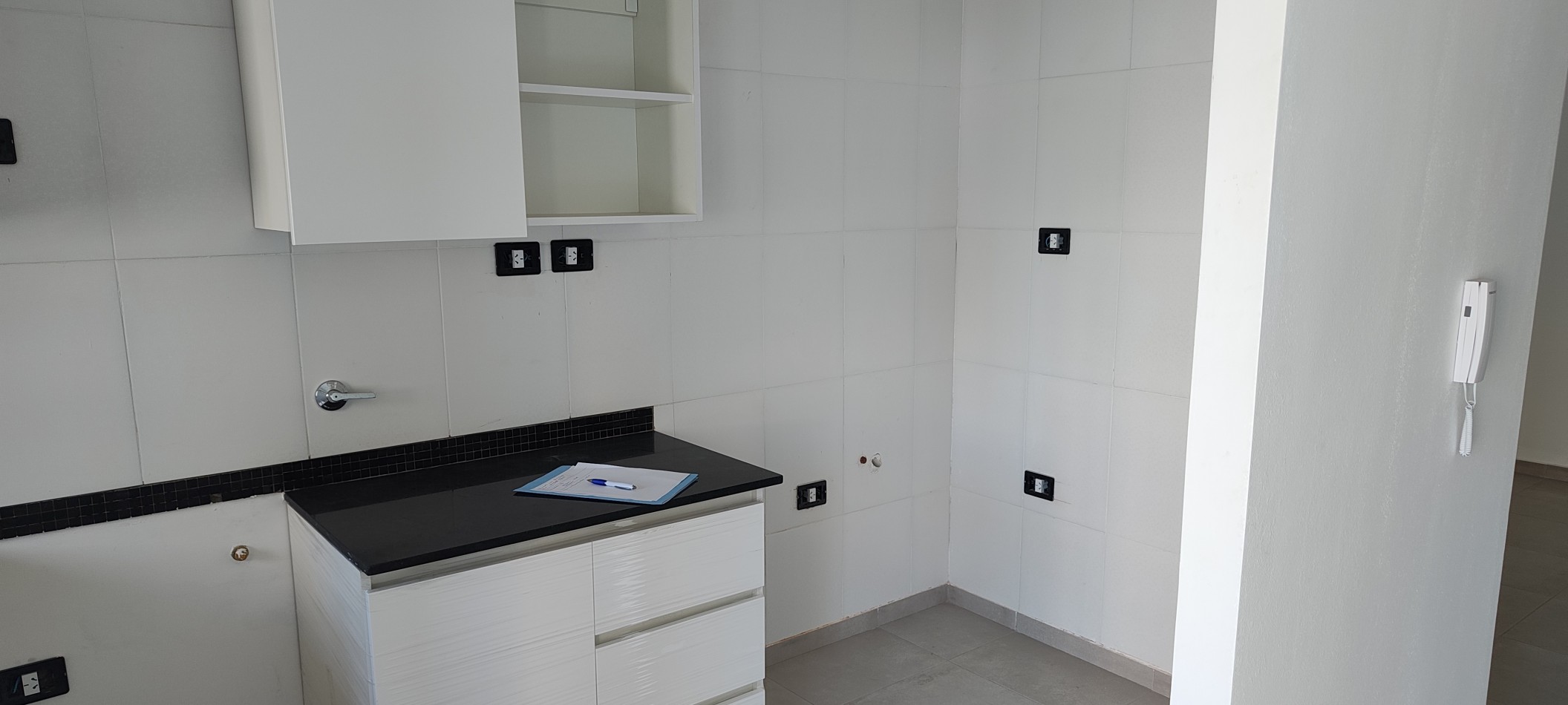 VENTA. DEPARTAMENTO SEMIPISO AL FRENTE DE 2 DORMITORIOS CON BALCON CORRIDO. CALLE 17 Y 44