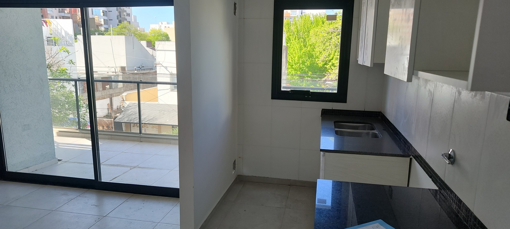 VENTA. DEPARTAMENTO SEMIPISO AL FRENTE DE 2 DORMITORIOS CON BALCON CORRIDO. CALLE 17 Y 44