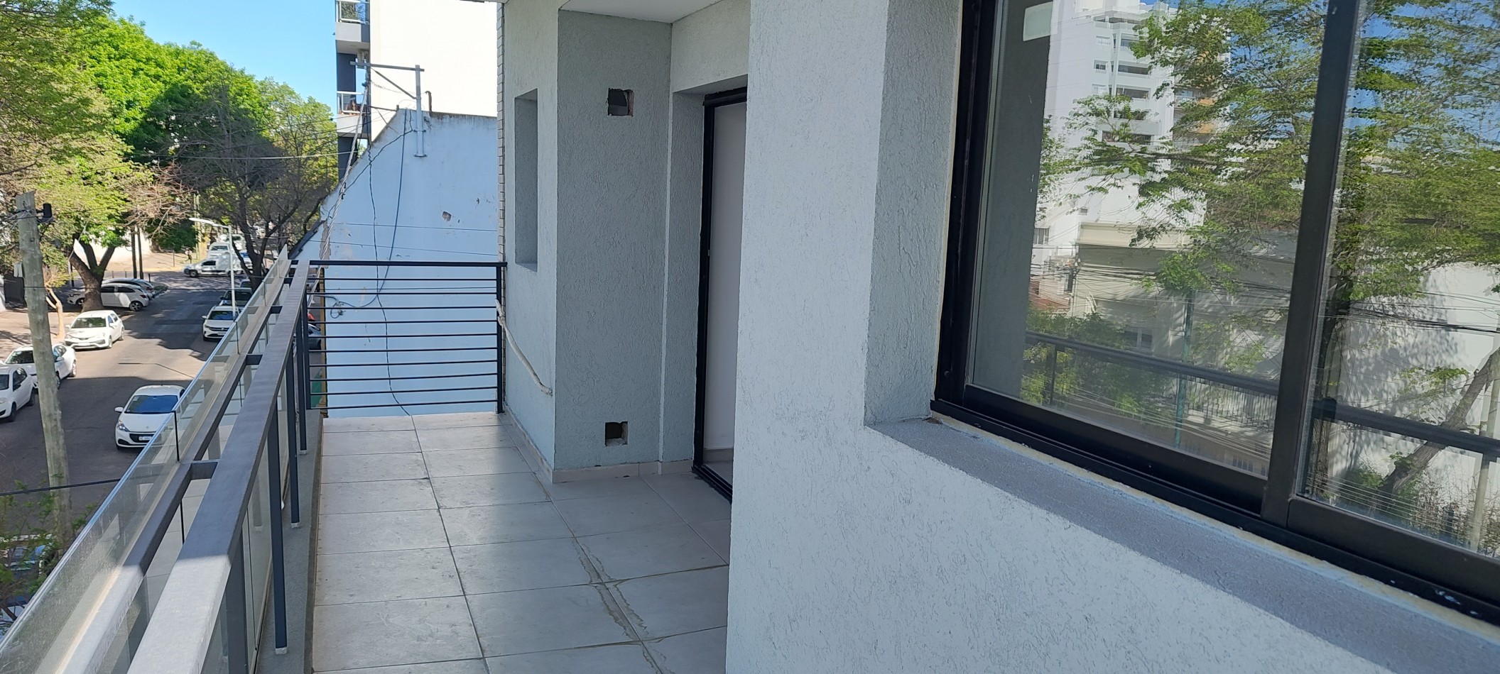 VENTA. DEPARTAMENTO SEMIPISO AL FRENTE DE 2 DORMITORIOS CON BALCON CORRIDO. CALLE 17 Y 44