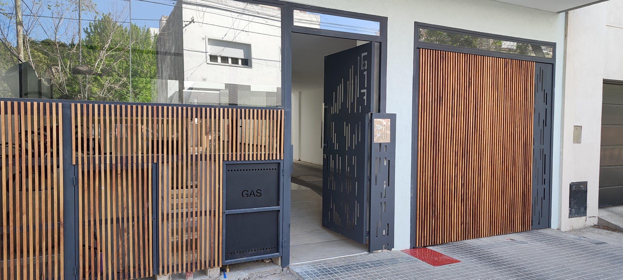 VENTA. DEPARTAMENTO SEMIPISO AL FRENTE DE 2 DORMITORIOS CON BALCON CORRIDO. CALLE 17 Y 44