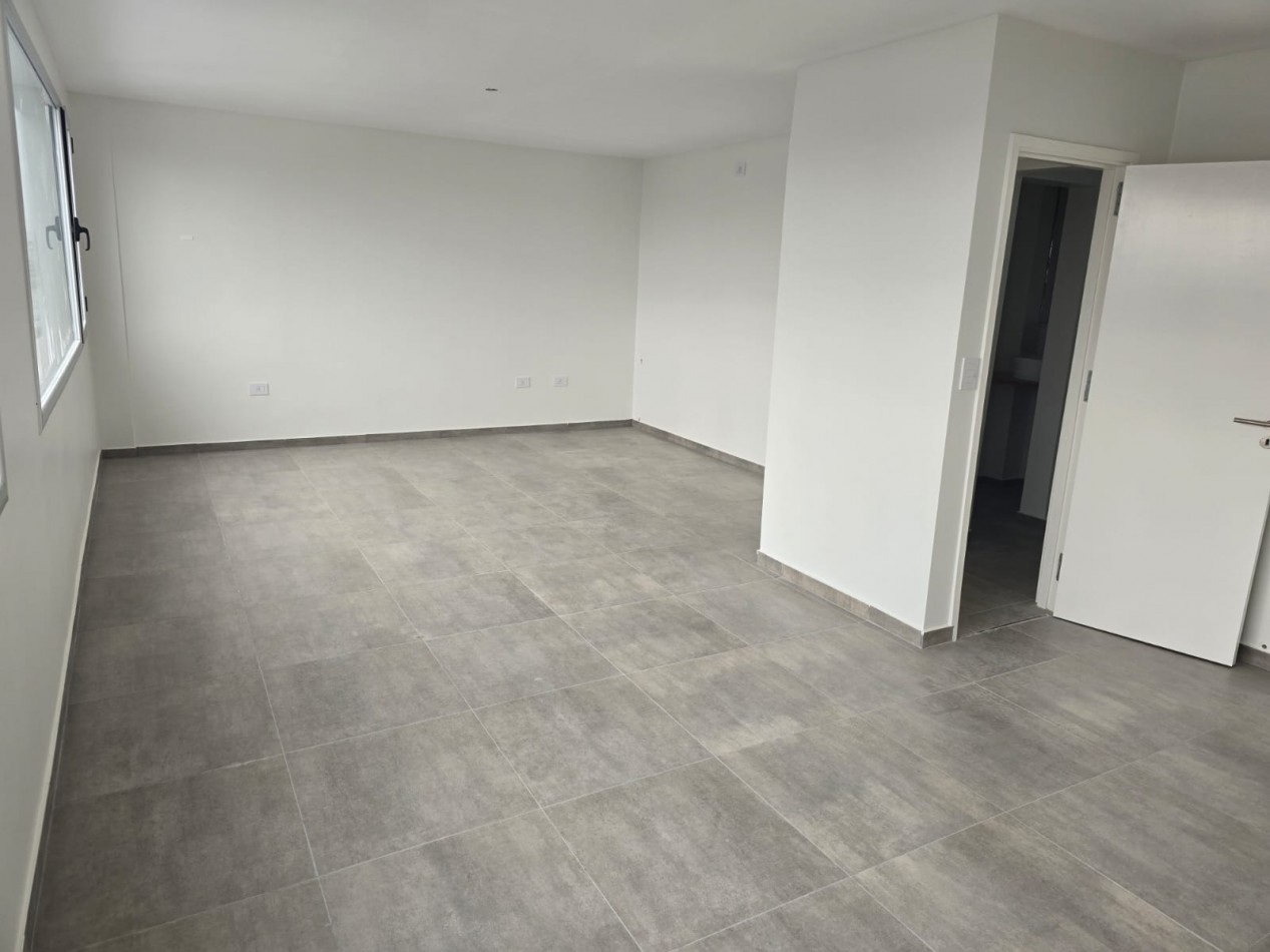 Venta. Departamento Tipo Duplex de 2 Dormitorios, cochera y terraza privada, Zona Parque Saavedra.