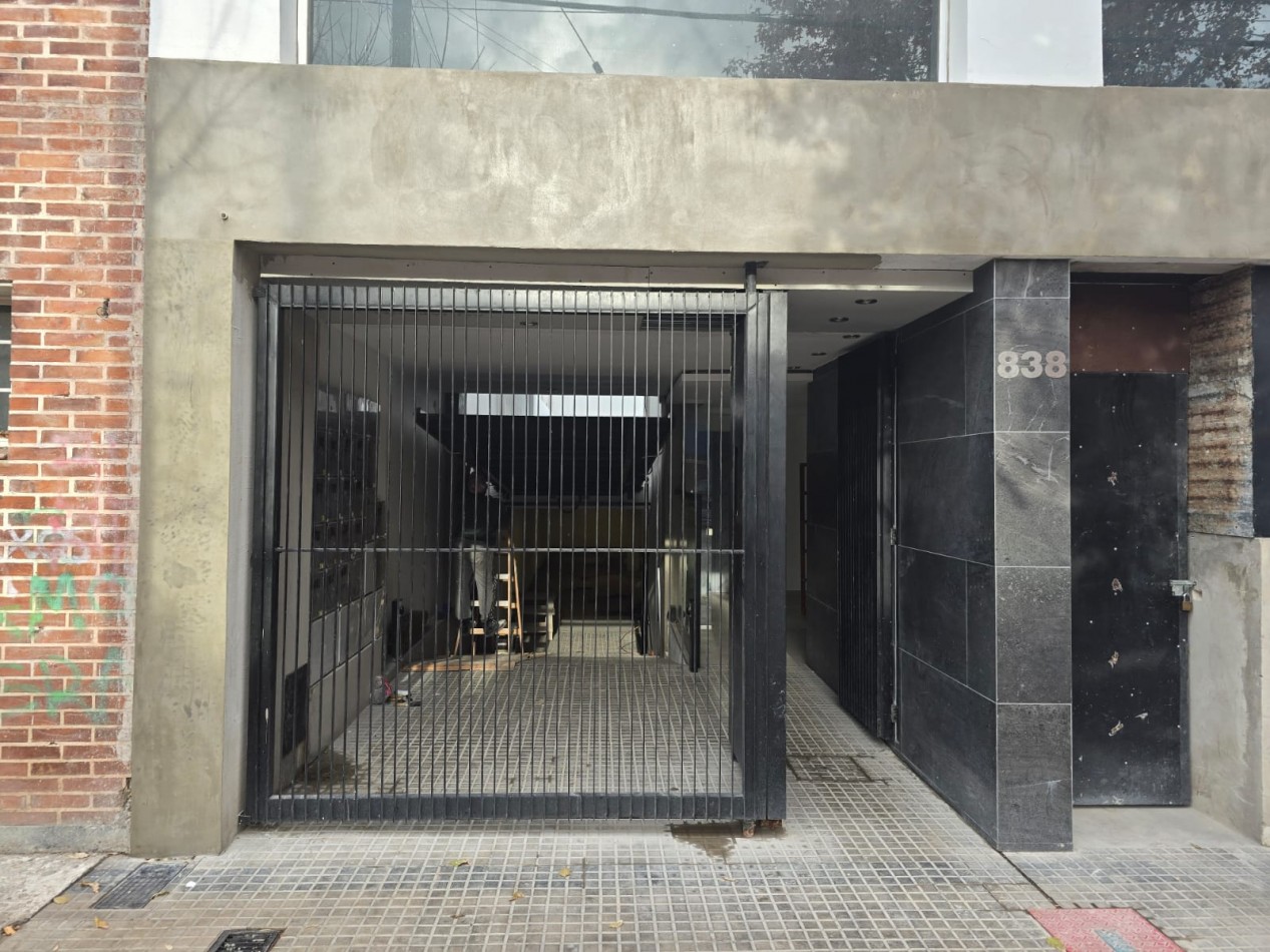 Venta. Departamento Tipo Duplex de 2 Dormitorios, cochera y terraza privada, Zona Parque Saavedra.