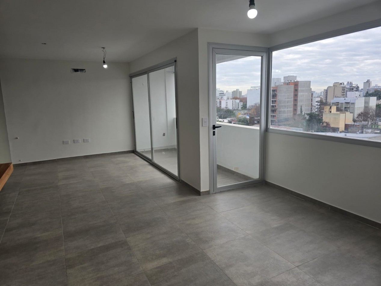 Venta. Departamento Tipo Duplex de 2 Dormitorios, cochera y terraza privada, Zona Parque Saavedra.