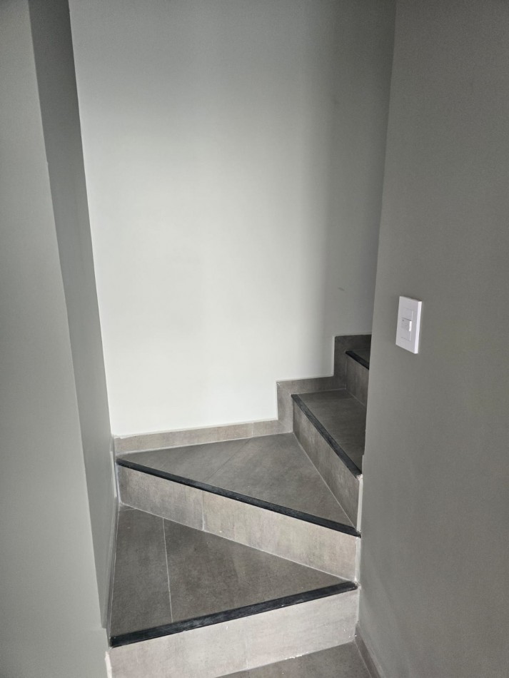 Venta. Departamento Tipo Duplex de 2 Dormitorios, cochera y terraza privada, Zona Parque Saavedra.