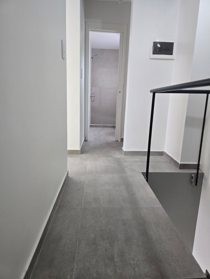 Venta. Departamento Tipo Duplex de 2 Dormitorios, cochera y terraza privada, Zona Parque Saavedra.