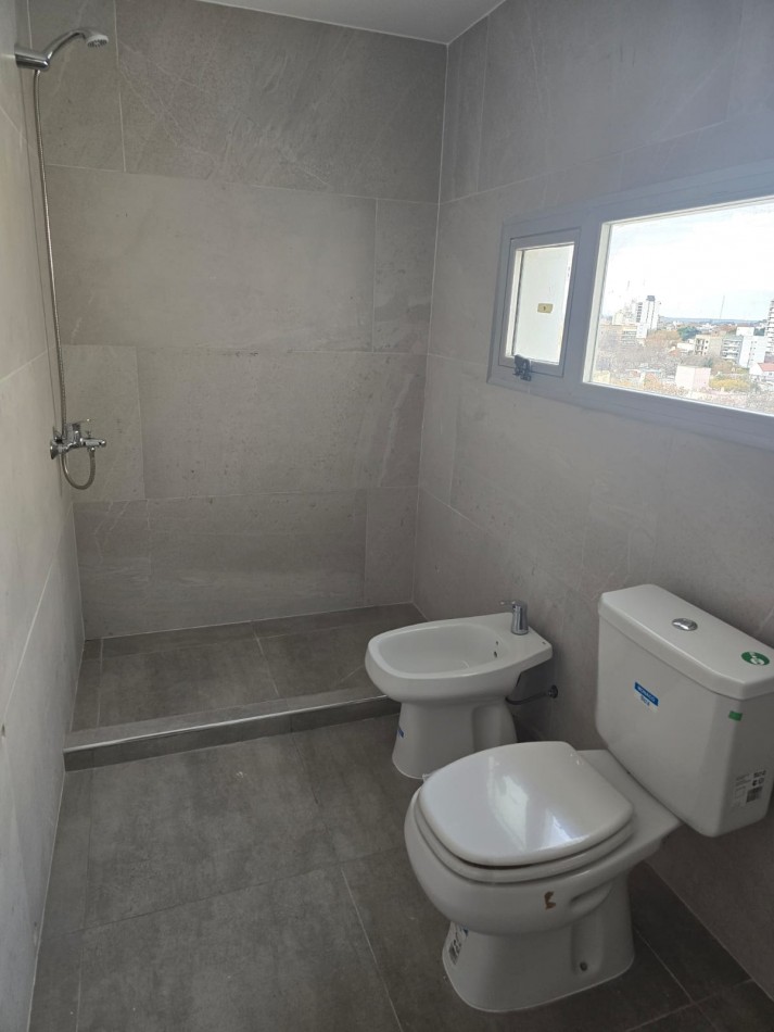 Venta. Departamento Tipo Duplex de 2 Dormitorios, cochera y terraza privada, Zona Parque Saavedra.