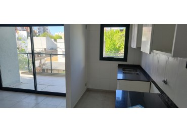 VENTA. DEPARTAMENTO SEMIPISO AL FRENTE DE 2 DORMITORIOS CON BALCON CORRIDO. CALLE 17 Y 44